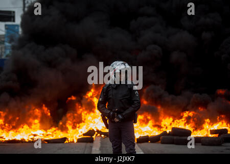 Sao Paulo, Brésil. Apr 28, 2017. Les manifestants de bloquer une avenue avec des pneus en feu, pendant la grève générale au Brésil, ce vendredi. La grève est contre la proposition de travail et de modifications au régime de pension. Credit : Paulo Lopes/ZUMA/Alamy Fil Live News Banque D'Images