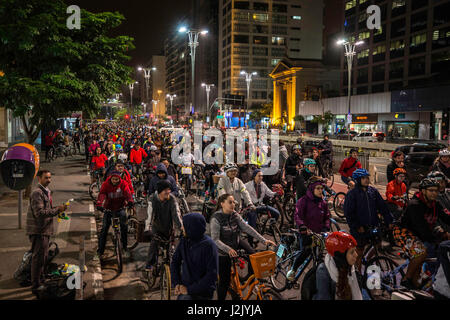 Sao Paulo, Brésil. Apr 28, 2017. En photo les cyclistes ne protester contre les changements de voies cyclables. sur l'Avenida Paulista, tard le vendredi (28). (Photo : Bruno Rocha/Fotoarena) Crédit : Foto Arena LTDA/Alamy Live News Banque D'Images