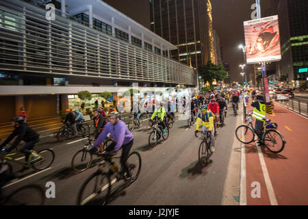 Sao Paulo, Brésil. Apr 28, 2017. En photo les cyclistes ne protester contre les changements de voies cyclables. sur l'Avenida Paulista, tard le vendredi (28). (Photo : Bruno Rocha/Fotoarena) Crédit : Foto Arena LTDA/Alamy Live News Banque D'Images