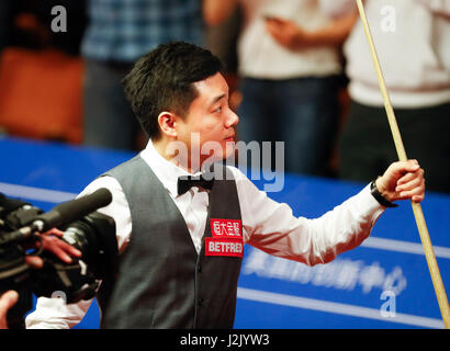 Sheffield. Apr 28, 2017. Ding Junhui de Chine réagit après la troisième session de la demi-finale contre Mark Selby, d'Angleterre, au cours de la World Snooker Championship 2017 au théâtre Crucible à Sheffield, en Grande-Bretagne le 28 avril 2017. Credit : Han Yan/Xinhua/Alamy Live News Banque D'Images