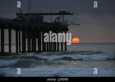 San Diego, CA, USA. Apr 11, 2017. 11 avril 2017 - San Diego, Californie, USA - Le soleil se couche à l'horizon derrière l'Institut Scripps d'Océanographie's Pier à La Jolla, en Californie. Credit : KC Alfred/ZUMA/Alamy Fil Live News Banque D'Images