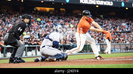 San Francisco, Californie, USA. Apr 28, 2017. Giants de San Francisco catcher Nick Hundley (5) le prélèvement d'un rip avec le bat lors d'un match entre la MLB Padres de San Diego et les Giants de San Francisco à AT&T Park à San Francisco, Californie. Valerie Shoaps/CSM/Alamy Live News Banque D'Images