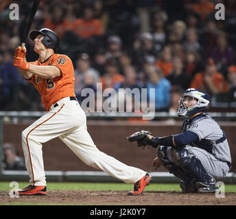 San Francisco, Californie, USA. Apr 28, 2017. Giants de San Francisco catcher Nick Hundley (5) montres un pop up lors d'un match entre la MLB Padres de San Diego et les Giants de San Francisco à AT&T Park à San Francisco, Californie. Valerie Shoaps/CSM/Alamy Live News Banque D'Images