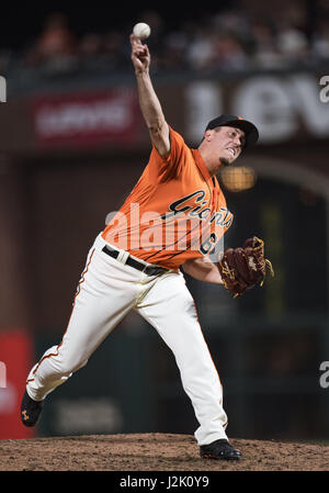 San Francisco, Californie, USA. Apr 28, 2017. Giants de San Francisco de baseball Derek Law (64) au cours de la huitième manche dans un match entre la MLB Padres de San Diego et les Giants de San Francisco à AT&T Park à San Francisco, Californie. Valerie Shoaps/CSM/Alamy Live News Banque D'Images