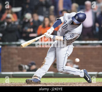 San Francisco, Californie, USA. 28 avr, 2017. Lors d'un match entre la MLB Padres de San Diego et les Giants de San Francisco à AT&T Park à San Francisco, Californie. Valerie Shoaps/CSM/Alamy Live News Banque D'Images