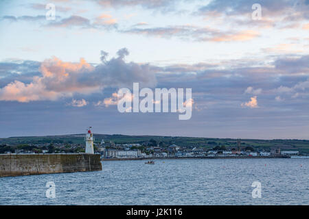 Sandy Cove, Newlyn, Cornwall, UK. 29 avril 2017. Météo britannique. Les nuages bas à partir de lever au lever du soleil sur le sud-ouest de Cornwall. Les prévisions pour le premier jour de la bank holiday weekend est pour le beau temps, avec du soleil. On voit ici la vue vers Penzance avec le phare de port de Newlyn dans l'avant-plan et un petit bateau de pêche partir tôt le matin. Crédit : Simon Maycock/Alamy Live News Banque D'Images