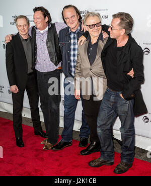 New York, USA. 28 avril, 2017. (L-R) Steve Buscemi, Michael Madsen, Quentin Tarantino, Harvey Keitel et Tim Roth assister à la 'Reservoir Dogs' 25e anniversaire Le dépistage au cours de 2017 Tribeca Film Festival at The Beacon Theater Crédit : Ovidiu Hrubaru/Alamy Live News Banque D'Images