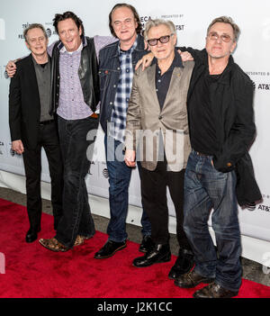 New York, USA. 28 avril, 2017. (L-R) Steve Buscemi, Michael Madsen, Quentin Tarantino, Harvey Keitel et Tim Roth assister à la 'Reservoir Dogs' 25e anniversaire Le dépistage au cours de 2017 Tribeca Film Festival at The Beacon Theater Crédit : Ovidiu Hrubaru/Alamy Live News Banque D'Images