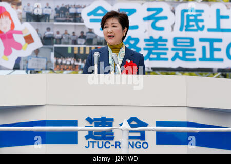 Tokyo, Japon. 29 avril, 2017. Gouverneur de Tokyo, Yuriko Koike fait un discours lors d'un jour peut-événement à Yoyogi Park le 29 avril 2017, Tokyo, Japon. Le premier mai a été organisée par la Confédération des syndicats japonais. 24 mai (1er mai) est une journée internationale pour les travailleurs qui a été célébrée pour la première fois au Japon en 1936. Credit : Rodrigo Reyes Marin/AFLO/Alamy Live News Banque D'Images