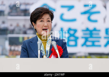 Tokyo, Japon. 29 avril, 2017. Gouverneur de Tokyo, Yuriko Koike fait un discours lors d'un jour peut-événement à Yoyogi Park le 29 avril 2017, Tokyo, Japon. Le premier mai a été organisée par la Confédération des syndicats japonais. 24 mai (1er mai) est une journée internationale pour les travailleurs qui a été célébrée pour la première fois au Japon en 1936. Credit : Rodrigo Reyes Marin/AFLO/Alamy Live News Banque D'Images