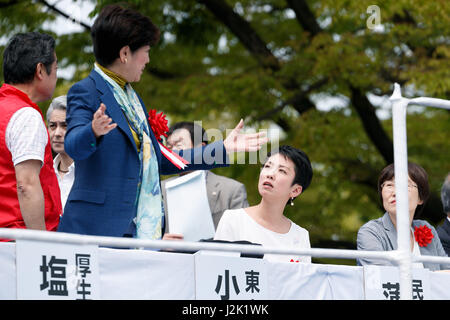 Tokyo, Japon. 29 avril, 2017. (L à R) Gouverneur de Tokyo, Yuriko Koike et Renho chef du principal parti d'opposition du Japon, Parti démocratique, d'assister à un événement de jour peut à Yoyogi Park le 29 avril 2017, Tokyo, Japon. Le premier mai a été organisée par la Confédération des syndicats japonais. 24 mai (1er mai) est une journée internationale pour les travailleurs qui a été célébrée pour la première fois au Japon en 1936. Credit : Rodrigo Reyes Marin/AFLO/Alamy Live News Banque D'Images