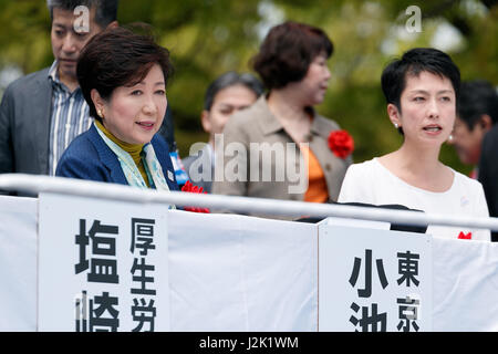 Tokyo, Japon. 29 avril, 2017. (L à R) Gouverneur de Tokyo, Yuriko Koike et Renho chef du principal parti d'opposition du Japon, Parti démocratique, d'assister à un événement de jour peut à Yoyogi Park le 29 avril 2017, Tokyo, Japon. Le premier mai a été organisée par la Confédération des syndicats japonais. 24 mai (1er mai) est une journée internationale pour les travailleurs qui a été célébrée pour la première fois au Japon en 1936. Credit : Rodrigo Reyes Marin/AFLO/Alamy Live News Banque D'Images