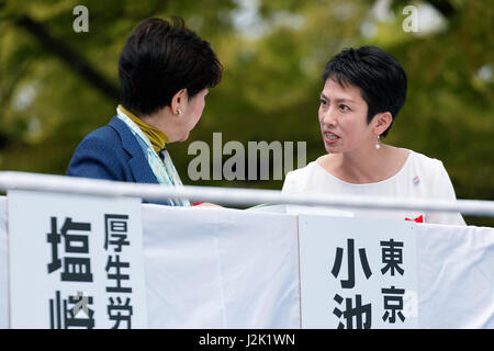 Tokyo, Japon. 29 avril, 2017. (L à R) Gouverneur de Tokyo, Yuriko Koike et Renho chef du principal parti d'opposition du Japon, Parti démocratique, d'assister à un événement de jour peut à Yoyogi Park le 29 avril 2017, Tokyo, Japon. Le premier mai a été organisée par la Confédération des syndicats japonais. 24 mai (1er mai) est une journée internationale pour les travailleurs qui a été célébrée pour la première fois au Japon en 1936. Credit : Rodrigo Reyes Marin/AFLO/Alamy Live News Banque D'Images