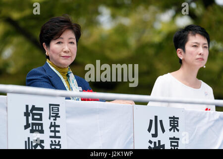 Tokyo, Japon. 29 avril, 2017. (L à R) Gouverneur de Tokyo, Yuriko Koike et Renho chef du principal parti d'opposition du Japon, Parti démocratique, d'assister à un événement de jour peut à Yoyogi Park le 29 avril 2017, Tokyo, Japon. Le premier mai a été organisée par la Confédération des syndicats japonais. 24 mai (1er mai) est une journée internationale pour les travailleurs qui a été célébrée pour la première fois au Japon en 1936. Credit : Rodrigo Reyes Marin/AFLO/Alamy Live News Banque D'Images