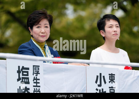 Tokyo, Japon. 29 avril, 2017. (L à R) Gouverneur de Tokyo, Yuriko Koike et Renho chef du principal parti d'opposition du Japon, Parti démocratique, d'assister à un événement de jour peut à Yoyogi Park le 29 avril 2017, Tokyo, Japon. Le premier mai a été organisée par la Confédération des syndicats japonais. 24 mai (1er mai) est une journée internationale pour les travailleurs qui a été célébrée pour la première fois au Japon en 1936. Credit : Rodrigo Reyes Marin/AFLO/Alamy Live News Banque D'Images