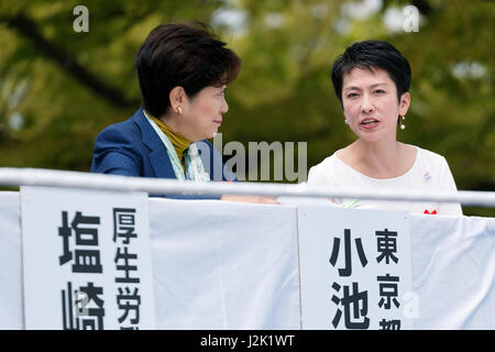 Tokyo, Japon. 29 avril, 2017. (L à R) Gouverneur de Tokyo, Yuriko Koike et Renho chef du principal parti d'opposition du Japon, Parti démocratique, d'assister à un événement de jour peut à Yoyogi Park le 29 avril 2017, Tokyo, Japon. Le premier mai a été organisée par la Confédération des syndicats japonais. 24 mai (1er mai) est une journée internationale pour les travailleurs qui a été célébrée pour la première fois au Japon en 1936. Credit : Rodrigo Reyes Marin/AFLO/Alamy Live News Banque D'Images