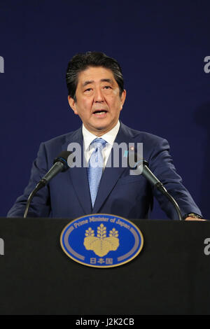 Le Dorchester Hotel. Londres. UK, 28 avril 2017 - Le Premier ministre japonais Shinzo Abe parle lors d'une conférence de presse après une rencontre avec le président Vladimir Poutine à Moscou le jeudi 27 avril 2017 et le premier Premier ministre britannique Theresa mai à Londres le vendredi 28 avril 2017 pour discuter de diverses questions, y compris l'économie mondiale et la sécurité mondiale à l'avance pour le Sommet du G7 le mois prochain. Credit : Dinendra Haria/Alamy Live News Banque D'Images