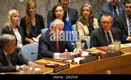New York, USA. Apr 28, 2017. La secrétaire d'État des États-Unis, Rex Tillerson préside une réunion du Conseil de sécurité des Nations Unies sur la dénucléarisation de la République populaire démocratique de Corée à l'Organisation des Nations Unies le 28 avril 2017 à New York City, New York. Credit : Planetpix/Alamy Live News Banque D'Images