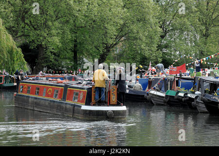 Londres, Royaume-Uni. Apr 29, 2017. IWA Canalway Cavalcade est Londres, le plus grand festival des voies navigables les plus brillants et les meilleurs. Cette voie navigable unique voile rassemblement est organisé par les bénévoles de l'IWA, et a eu lieu à la petite Venise depuis 1983. Tenue au cours de la Banque mondiale mai week-end de vacances. 29 Avril 2017 Crédit : MARTIN DALTON/Alamy Live News Banque D'Images