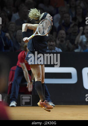 Stuttgart, Allemagne. Apr 28, 2017. Laura Siegemund de Allemagne en action pendant la femmes simple match de tennis entre Pliskova Siegemund et au tennis WTA Tour à Stuttgart, Allemagne, 28 avril 2017. Siegemund a gagné le match. Photo : Bernd Weissbrod/dpa/Alamy Live News Banque D'Images