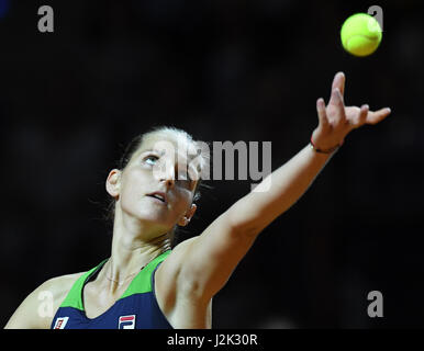 Stuttgart, Allemagne. Apr 28, 2017. Karolina Pliskova en provenance de République tchèque en action pendant la femmes simple match de tennis entre Pliskova Siegemund et au tennis WTA Tour à Stuttgart, Allemagne, 28 avril 2017. Photo : Bernd Weissbrod/dpa/Alamy Live News Banque D'Images