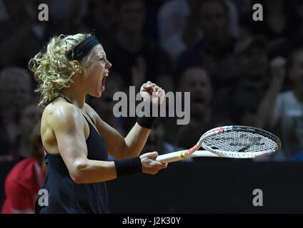 Stuttgart, Allemagne. Apr 28, 2017. Laura Siegemund de Allemagne en action pendant la femmes simple match de tennis entre Pliskova Siegemund et au tennis WTA Tour à Stuttgart, Allemagne, 28 avril 2017. Siegemund a gagné le match. Photo : Bernd Weissbrod/dpa/Alamy Live News Banque D'Images