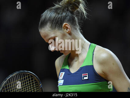 Stuttgart, Allemagne. Apr 28, 2017. Karolina Pliskova en provenance de République tchèque en action pendant la femmes simple match de tennis entre Pliskova Siegemund et au tennis WTA Tour à Stuttgart, Allemagne, 28 avril 2017. Photo : Bernd Weissbrod/dpa/Alamy Live News Banque D'Images