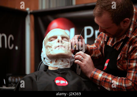 Londres, Royaume-Uni. Apr 29, 2017. UMAe un spectacle né et basé au Royaume-Uni fait équipe avec les chefs de file de l'industrie du cinéma, télévision et Théâtre de livrer un make-up Artists' expo.présentant le meilleur des professionnels qui font des merveilles avec compenser pour les effets spéciaux et le design le plus colorés, de complexes, d'imagination et de merveilleux dessins peintures corps et cheveux' Crédit : Paul Quezada-Neiman/Alamy Live News Banque D'Images