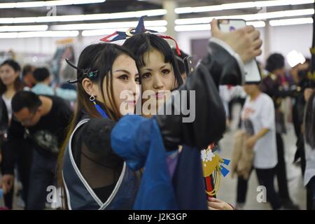 Shenyang, province de Liaoning en Chine. Apr 29, 2017. Les cosplayeurs prendre vos autoportraits à l'Asie du Nord-Est d'un carnaval numérique à Shenyang, capitale de la province du Liaoning en Chine du nord-est, le 29 avril 2017. Credit : Long Lei/Xinhua/Alamy Live News Banque D'Images