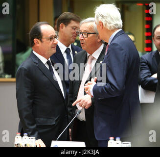 Bruxelles, Belgique. 29 avr, 2017. réunion spéciale du Conseil européen (art.50) brexit, france table ronde le président François Hollande, le président de la commission européenne jean-Claude Junker. crédit : leo cavallo/Alamy live news Banque D'Images