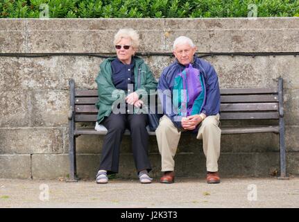 Ilfracombe, Devon, UK. 29 avril 2017. Vieux couple regardant les passants sur un week-end férié à la mer malgré un temps couvert à froid. Credit : DTNews/Alamy Live News Banque D'Images