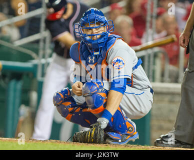 Washington, Us. Apr 28, 2017. New York Mets catcher Travis d'Arnaud (18) regarde vers l'étang-réservoir pour des signes que les Nationals de Washington bat dans la cinquième manche au Championnat National Park à Washington, DC le vendredi, Avril 28, 2017. Credit : Ron Sachs/CNP - AUCUN FIL SERVICE - Photo : Ron Sachs/consolidé/dpa/Alamy Live News Banque D'Images