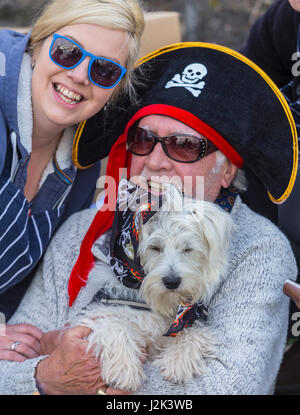 Dans la chasse au trésor de pirate festivités du 8ème Festival Pirate à Brixham. Dans la vie réelle, le Col Sutton a été honoré pour son travail la lutte contre le trafic de drogue tout en travaillant dans la Police de Miami dans les années 1980. Le Festival se déroule jusqu'Prirate lundi férié. Sud ouest : Crédit Photos / Alamy Live News. Banque D'Images