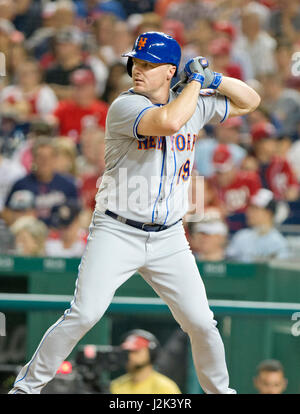 New York Mets droit fielder Jay Bruce (19) de chauves-souris dans la cinquième manche contre les Nationals de Washington au Championnat National Park de Washington, D.C. le Vendredi, Avril 28, 2017. Credit : Ron Sachs / CNP /MediaPunch Banque D'Images