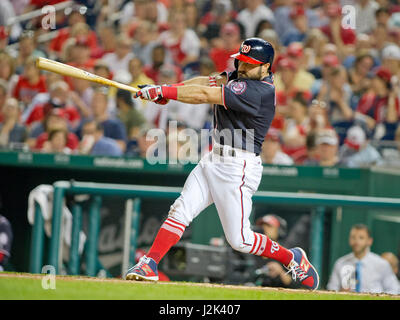 Nationals de Washington center fielder Adam Eaton (2) des célibataires dans la cinquième manche contre les Mets de New York au Championnat National Park de Washington, D.C. le Vendredi, Avril 28, 2017. Credit : Ron Sachs / CNP /MediaPunch Banque D'Images