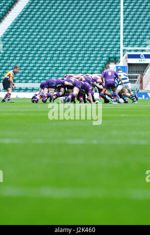 Londres, Royaume-Uni. Apr 29, 2017. Une mêlée serrée pendant les Forces armées britanniques U23 U23 match V Oxbridge, du Stade de Twickenham, London, UK. Le match a été combattu fermement a remporté par les Forces armées britanniques avec un score de 37-30. Crédit : Michael Preston/Alamy Live News Banque D'Images