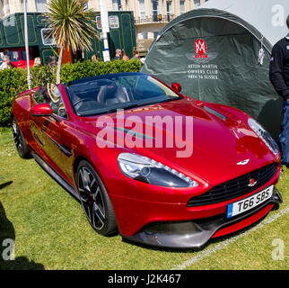 Eastbourne, Sussex, Royaume-Uni. 29 avril, 2017. Les membres de club de voiture à partir de 40 organisations afficher près de 600 véhicules vintage et classique à la magnifique événement Eastbourne Moteurs Crédit : Alan Fraser/Alamy Live News Banque D'Images