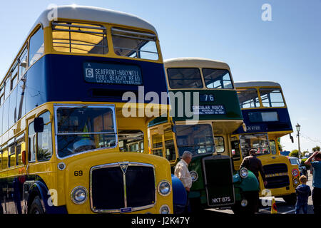 Eastbourne, Sussex, Royaume-Uni. 29 avril, 2017. Les membres de club de voiture à partir de 40 organisations afficher près de 600 véhicules vintage et classique à la magnifique événement Eastbourne Moteurs Crédit : Alan Fraser/Alamy Live News Banque D'Images