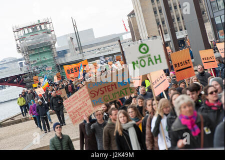 Copenhague, Danemark, samedi 29 avril, 2017 Plus de 1700 personnes inscrivez-vous un changement climatique mars dans la ville danoise de Copenhague, le samedi. La marche coïncide avec le président américain, Donald Trump's 100 premiers jours de son mandat, et fait partie d'une initiative plus vaste qui se passe aux États-Unis sous le titre Les Mars. L'événement au Danemark a été organisé par un groupe se faisant appeler Folkets Klimamarch København (anglais : Le climat de Copenhague, mars) Credit : Matthew James Harrison/Alamy Live News Banque D'Images