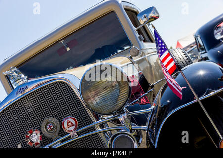Eastbourne, Sussex, Royaume-Uni. 29 avril, 2017. Les membres de club de voiture à partir de 40 organisations afficher près de 600 véhicules vintage et classique à la magnifique événement Eastbourne Moteurs Crédit : Alan Fraser/Alamy Live News Banque D'Images