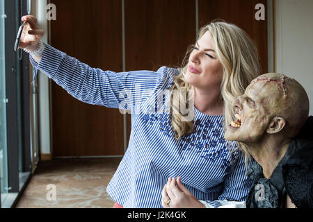 Londres, Royaume-Uni. 29 avril 2017. Modèle présenté : Malik Ibheis dont le look a été créé par l'artiste de maquillage Kristyan Mallett pose avec les visiteurs de l'expo. L'Organisation des maquilleurs Expo (UMAe) s'ouvre à l'hôtel Novotel Convention Centre à Hammersmith et court jusqu'à Dimanche, 30 avril. UMAe est un prix abordable pour tous les afficher de maquillage et les aspirants professionnels maquilleurs FX, artistes, sculpteurs, tuteurs, coiffeurs, perruque décideurs / commodes, les fabricants de moules et stylistes du monde entier. Photo : Bettina Strenske/Alamy Live News Banque D'Images