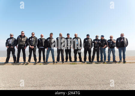 Suffolk Aldeburgh UK, 29 avril 2017. Les motocyclistes de la Club du broyeur Allemagne poser sur le front de mer en plein soleil et une température de 13 degrés centigrades pendant un week-end férié voyage à la côte est. Le club des passionnés de moto custom recueille des fonds pour des organismes de charité pour enfants. Julian crédit Eales/Alamy Live News Banque D'Images