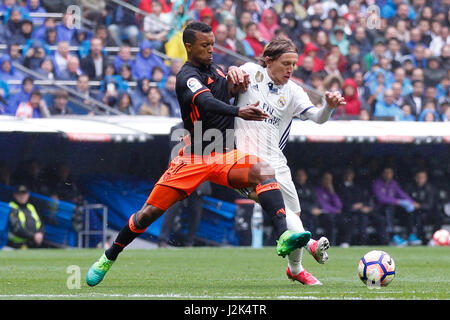 Madrid, Espagne. Apr 29, 2017. Rodrigo Moreno Machado (17) Valence CF's player. Luka Modric (19) joueur du Real Madrid.La Liga entre le Real Madrid vs Valencia CF au Santiago Bernabeu à Madrid, Espagne, le 29 avril 2017 . Gtres más información : crédit en ligne Comuniación,S.L./Alamy Live News Banque D'Images