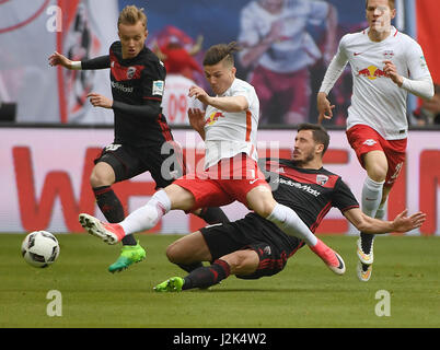 Leipzig, Allemagne. Apr 29, 2017. Marcel Sabitzer de Leipzig et le Florent Hadergjonaj'(L) rivalisent pour le ballon pendant le match de football Bundesliga allemande entre RB Leipzig et FC Ingolstadt 04 au Red Bull Arena à Leipzig, Allemagne, 29 avril 2017. (CONDITIONS D'EMBARGO - ATTENTION : En raison de la lignes directrices d'accréditation, le LDF n'autorise la publication et l'utilisation de jusqu'à 15 photos par correspondance sur internet et dans les médias en ligne pendant le match.) Photo : Hendrik Schmidt/dpa-Zentralbild/dpa/Alamy Live News Banque D'Images