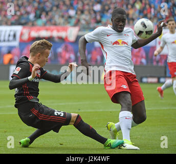 Leipzig, Allemagne. Apr 29, 2017. Upamecano Leipzig Dayot (R) et le Florent Hadergjonaj rivalisent pour le ballon pendant le match de football Bundesliga allemande entre RB Leipzig et FC Ingolstadt 04 au Red Bull Arena à Leipzig, Allemagne, 29 avril 2017. (CONDITIONS D'EMBARGO - ATTENTION : En raison de la lignes directrices d'accréditation, le LDF n'autorise la publication et l'utilisation de jusqu'à 15 photos par correspondance sur internet et dans les médias en ligne pendant le match.) Photo : Hendrik Schmidt/dpa-Zentralbild/dpa/Alamy Live News Banque D'Images