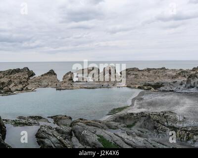 Ilfracombe, Devon, UK. 29 avril 2017. Les Tunnels beach réunit les gens sur un week-end férié malgré un temps couvert à froid. Credit : DTNews/Alamy Live News Banque D'Images