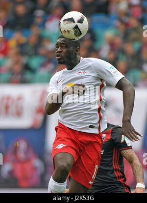 Leipzig, Allemagne. Apr 29, 2017. Upamecano Leipzig Dayot en action pendant le match de football Bundesliga allemande entre RB Leipzig et FC Ingolstadt 04 au Red Bull Arena à Leipzig, Allemagne, 29 avril 2017. (CONDITIONS D'EMBARGO - ATTENTION : En raison de la lignes directrices d'accréditation, le LDF n'autorise la publication et l'utilisation de jusqu'à 15 photos par correspondance sur internet et dans les médias en ligne pendant le match.) Photo : Hendrik Schmidt/dpa-Zentralbild/dpa/Alamy Live News Banque D'Images