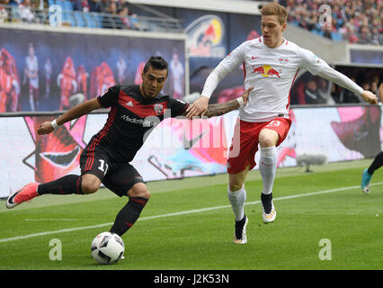 Leipzig, Allemagne. Apr 29, 2017. Halstenberg Marcel de Leipzig (R) et le Dario Lezcano en action au cours de la Bundesliga match de foot entre RB Leipzig et FC Ingolstadt 04 au Red Bull Arena à Leipzig, Allemagne, 29 avril 2017. (CONDITIONS D'EMBARGO - ATTENTION : En raison de la lignes directrices d'accréditation, le LDF n'autorise la publication et l'utilisation de jusqu'à 15 photos par correspondance sur internet et dans les médias en ligne pendant le match.) Photo : Hendrik Schmidt/dpa-Zentralbild/dpa/Alamy Live News Banque D'Images