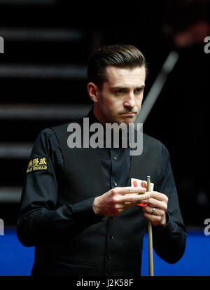 Sheffield, Angleterre. Apr 29, 2017. Mark Selby, d'Angleterre, fait concurrence au cours de la quatrième session de la demi-finale contre Ding Junhui de Chine au cours de la World Snooker Championship 2017 au théâtre Crucible à Sheffield, en Grande-Bretagne, le 29 avril 2017. Credit : Han Yan/Xinhua/Alamy Live News Banque D'Images