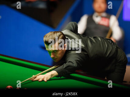 Sheffield, Angleterre. Apr 29, 2017. Mark Selby, d'Angleterre, fait concurrence au cours de la quatrième session de la demi-finale contre Ding Junhui de Chine au cours de la World Snooker Championship 2017 au théâtre Crucible à Sheffield, en Grande-Bretagne, le 29 avril 2017. Credit : Han Yan/Xinhua/Alamy Live News Banque D'Images